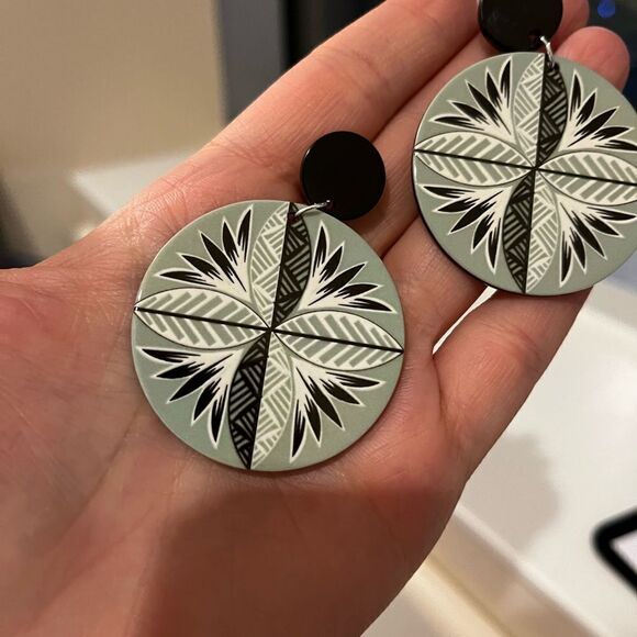 Bohemian Style Handmade Acrylic Tropical Flower Round Earrings - Picture 8 of 12